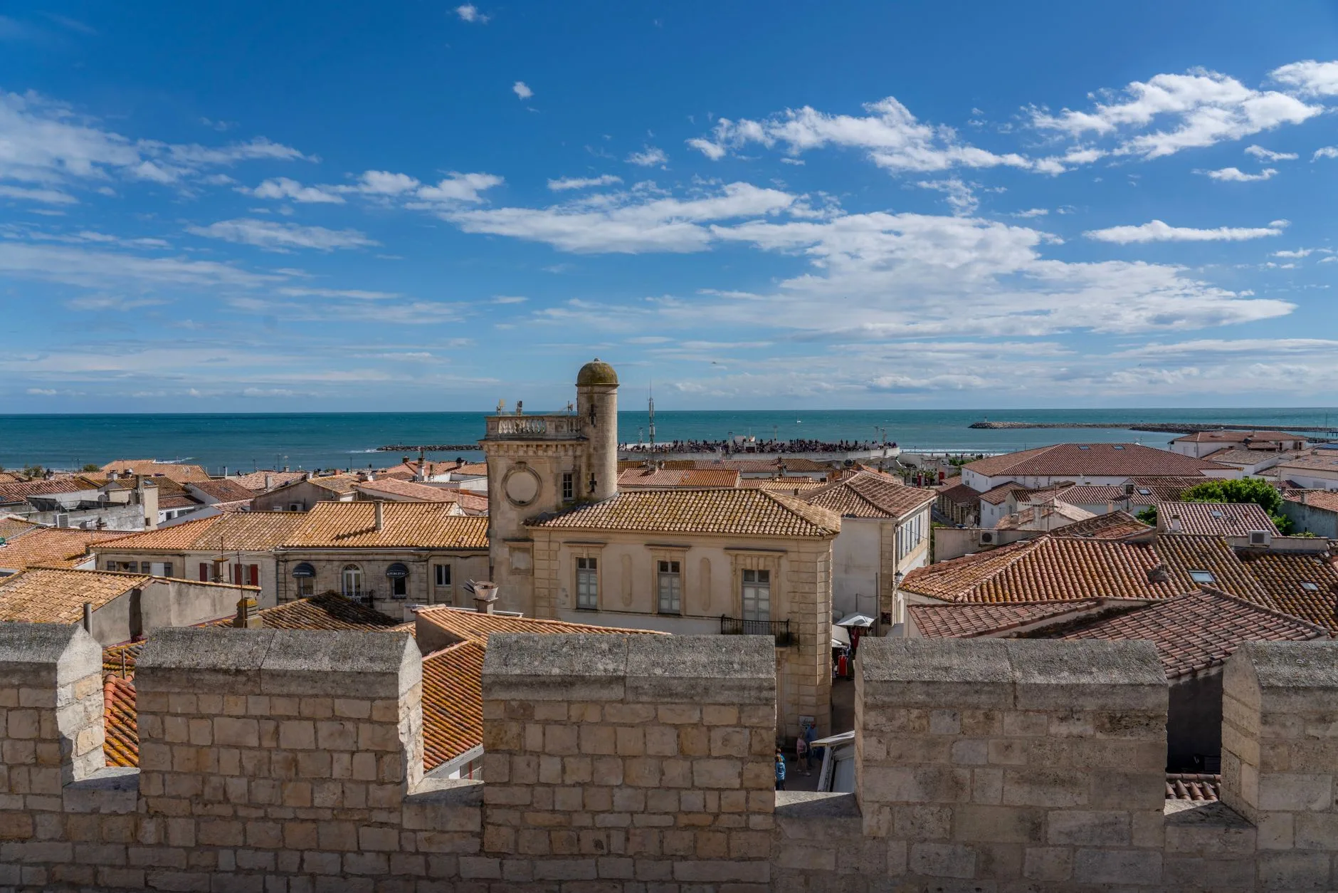 ️ Saintes-Maries-de-la-Mer : plages, église et traditions
